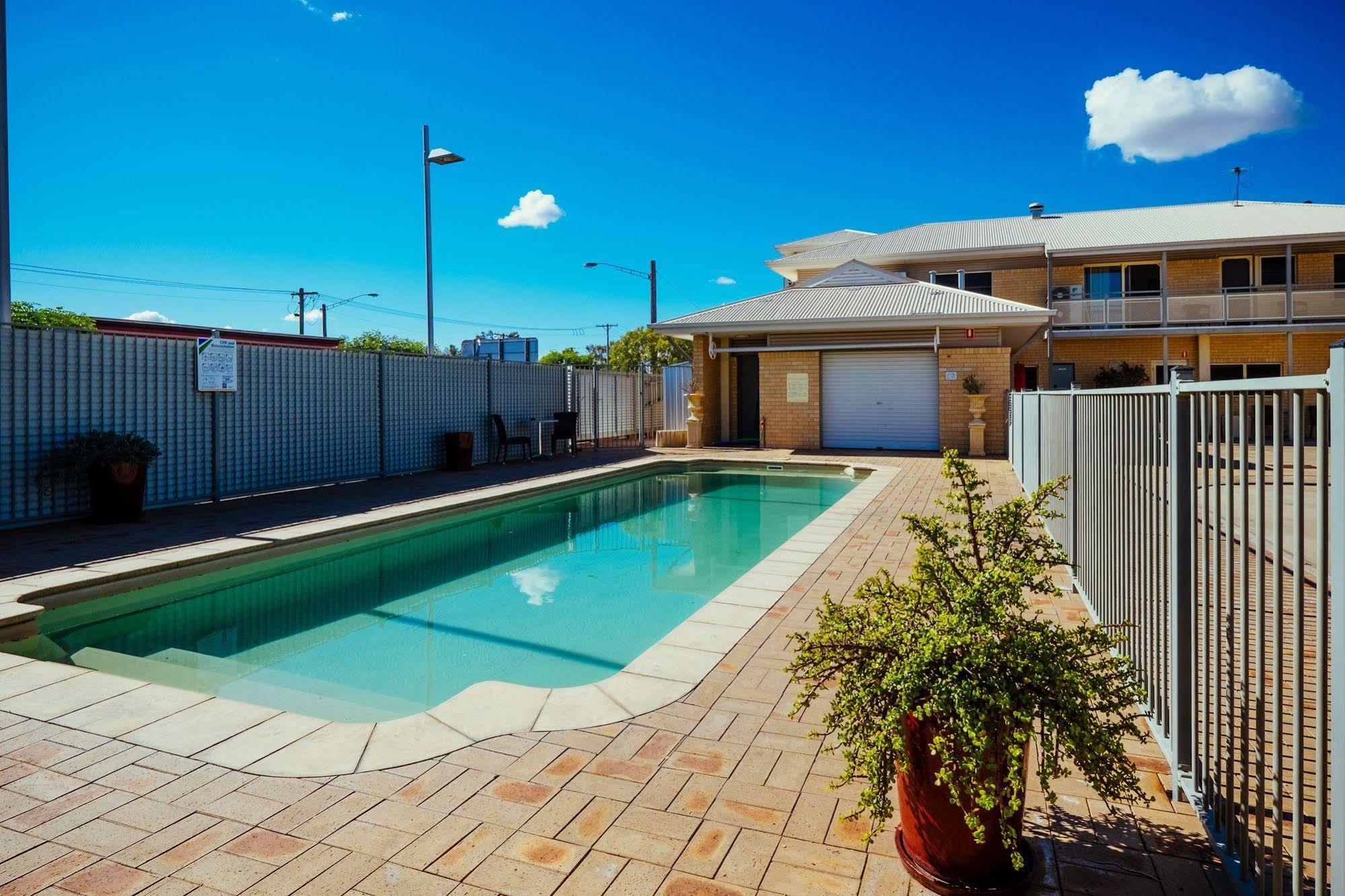 Club Motor Inn Narrabri Exterior photo